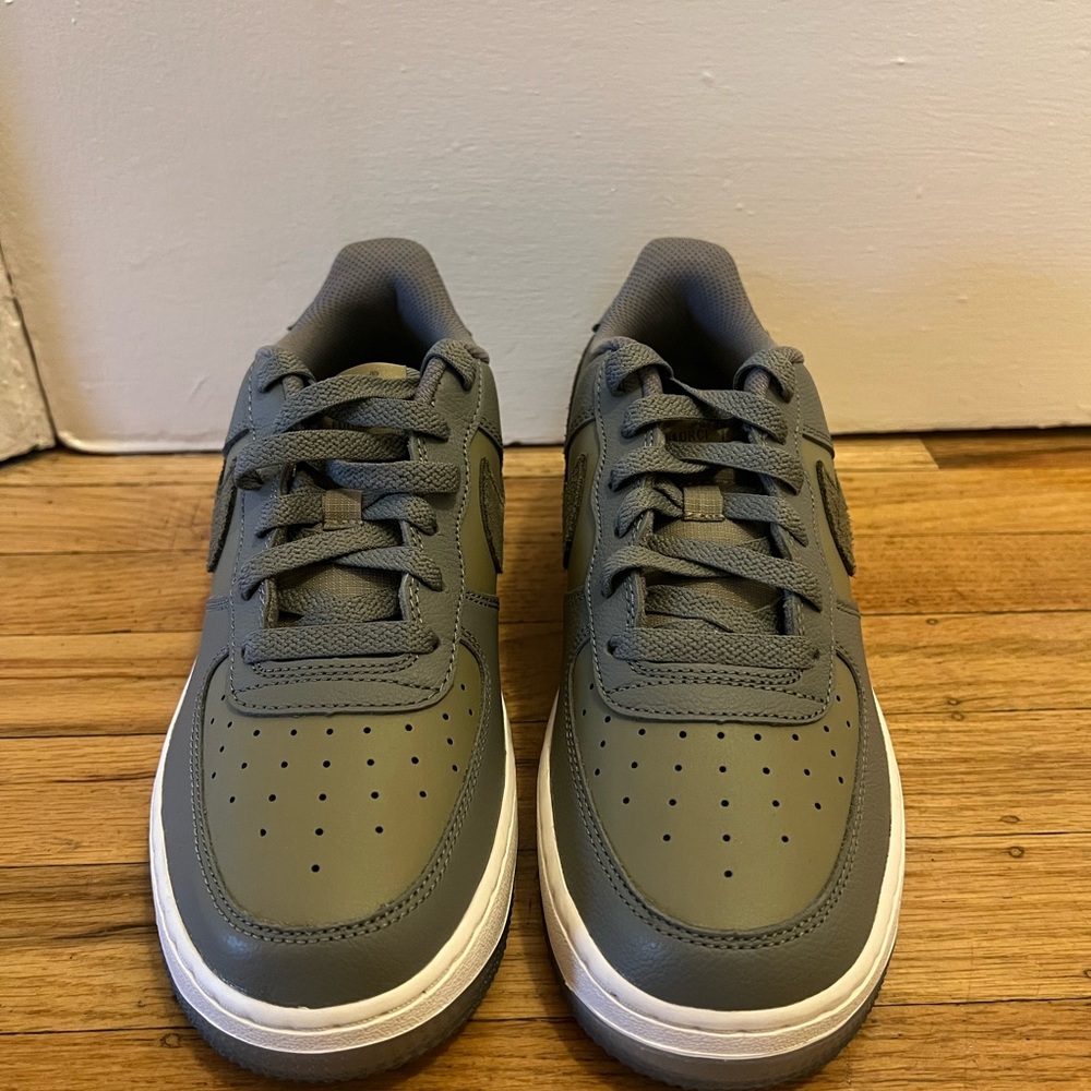 Nike Youth Air Force 1 Low Casual Shoe - Olive Green - Size 6.5Y OR 8.5W - Picture 2 of 7